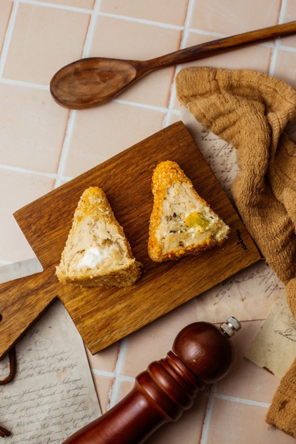 Coxinhas fit Snack+ sobre tábua de madeira