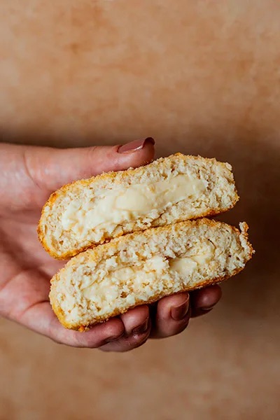 Empanado Snack+ partido ao meio, com recheio cremoso