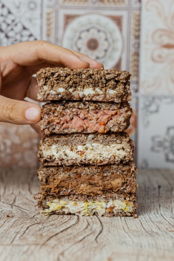 Kibes Snack+ empilhados, cortados ao meio