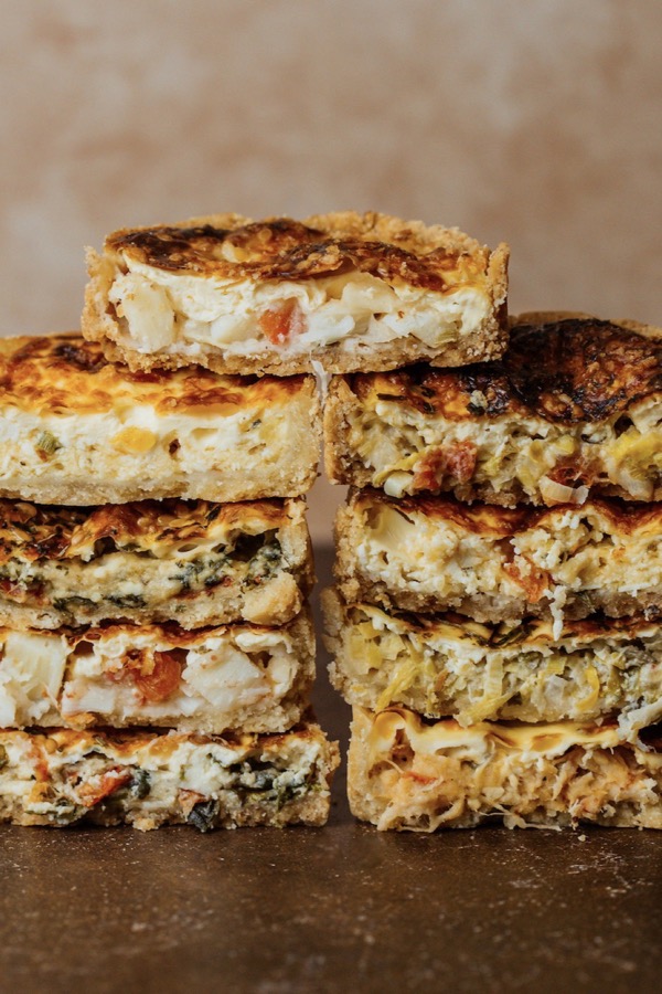 Mini quiches Snack+ empilhadas, cortadas ao meio