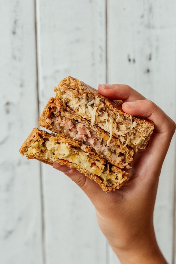 Mini tortas Snack+ partidas ao meio, mostrando o recheio