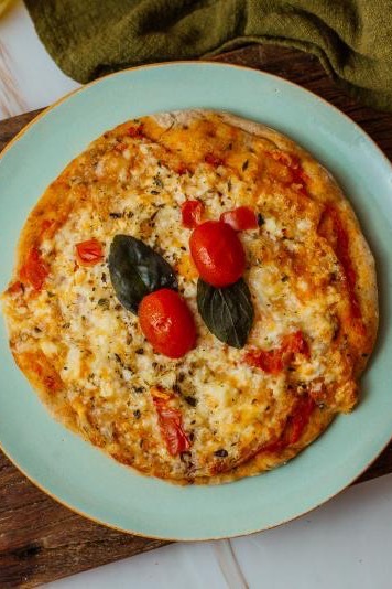 Mini pizza Snack+ com tomate e manjericão, vista de cima