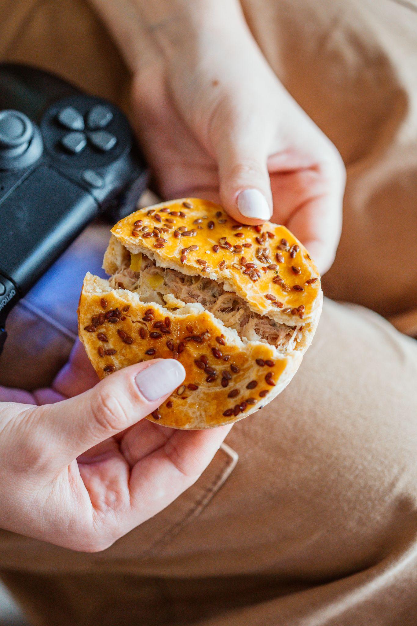 Mini torta partida ao meio mostrando recheio