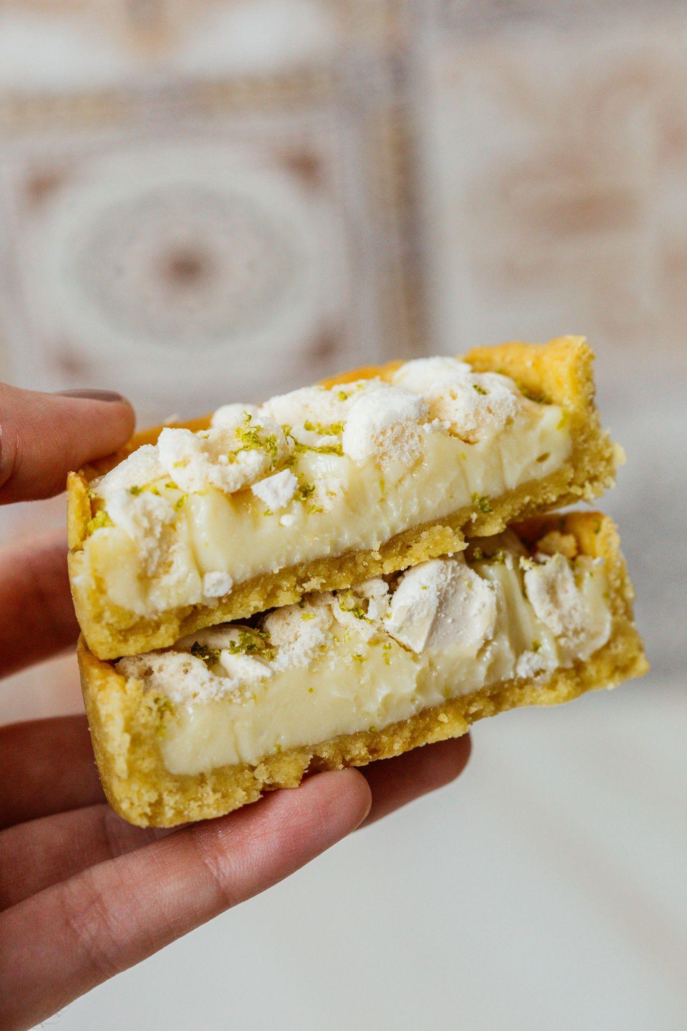 Tortinha de creme de limão em apresentação lifestyle