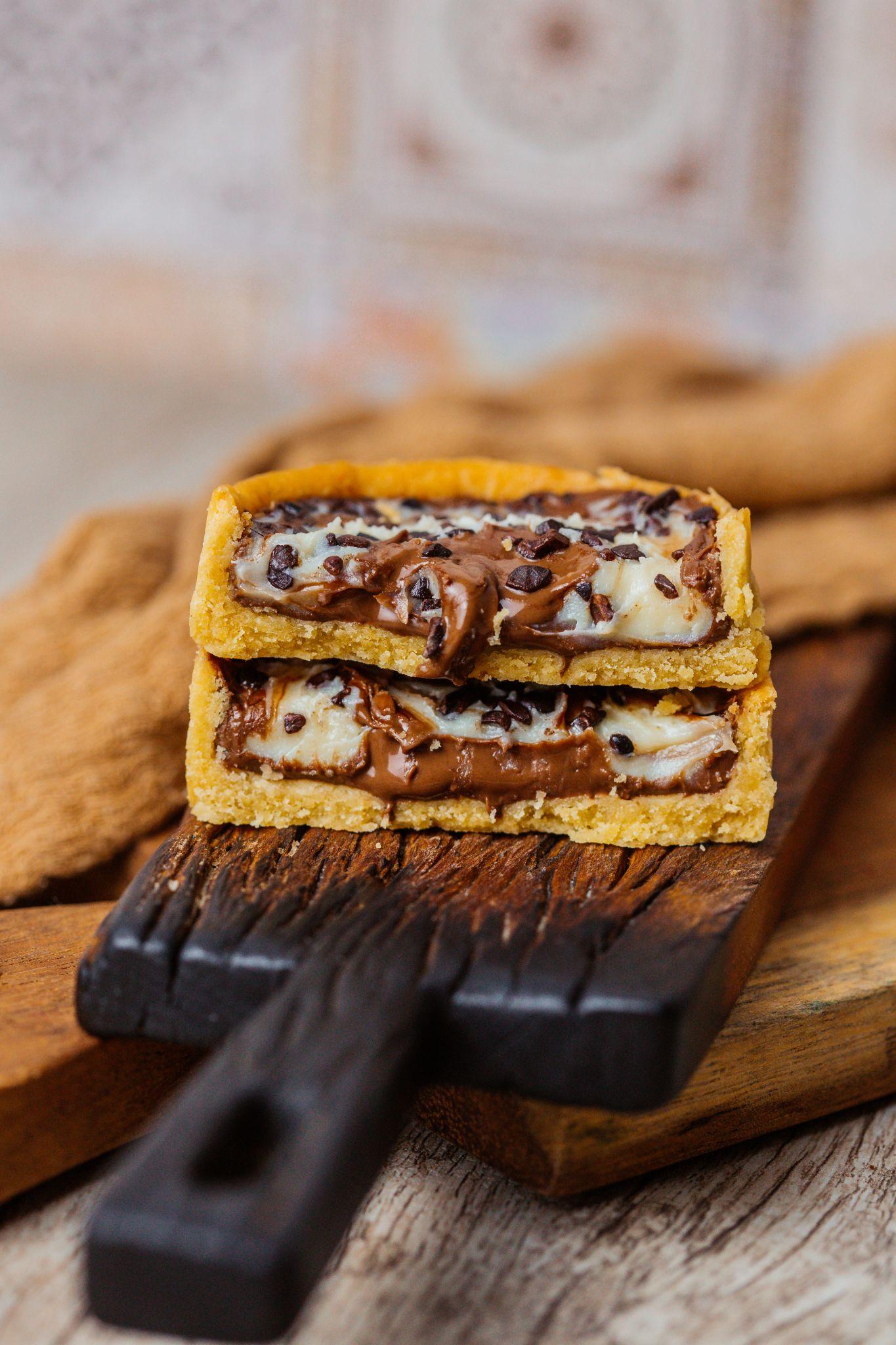 Torta de chocolate artesanal sobre tábua de madeira