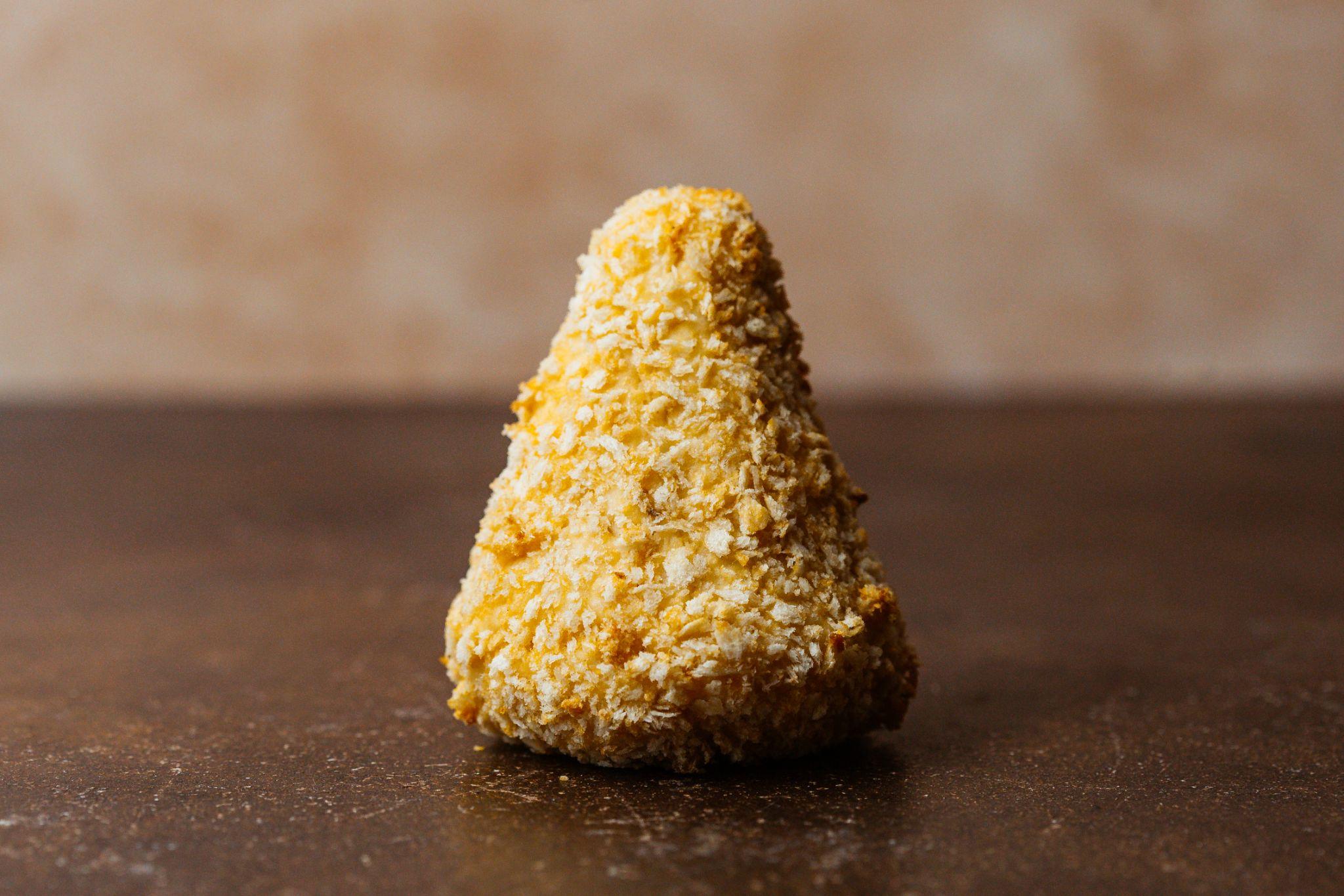 Coxinha artesanal em cone de papel